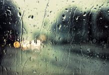 Luận giải giấc mộng nằm mơ thấy mưa đánh con gì?